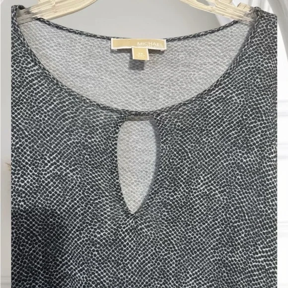 MICHAEL KORS NEUTRAL PRINT TOP w/KEY HOLE NECKLINE DETAIL PLUS: 3X #9 - Picture 7 of 10
